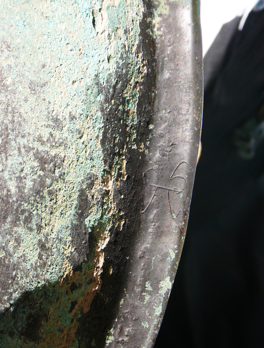 Clan/family
	sign on rim of the cauldron from the barrow near Shymkent (photo of
	Sergey A. Yatsenko, 2008)